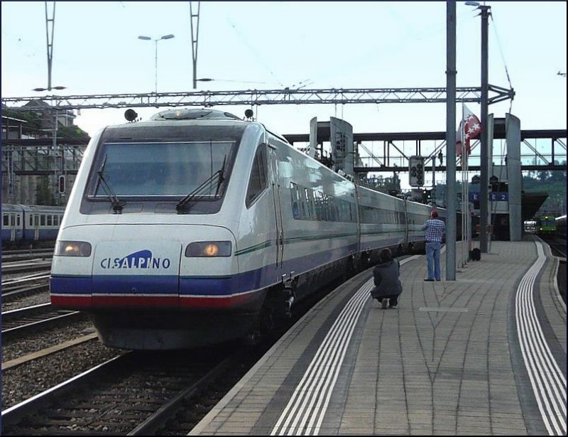 Obwohl der Cisalpino nicht sonderlich beliebt ist, stt dieser Zug am 29.07.08 im Bahnhof von Spiez auf groes Interesse. (Jeanny) 