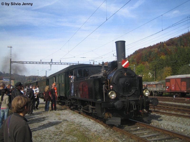 Obwohl die Dampfloks des DVZO nicht viel mit der Seetalbahn zu tun hatten, so durften sie auch an diesem Event nicht fehlen. Die Lok 4 ''Schwyz'' steht hier am 12.10.08 in Bauma, hinter dem Zug shciebt die Dampflok Nr. 10.