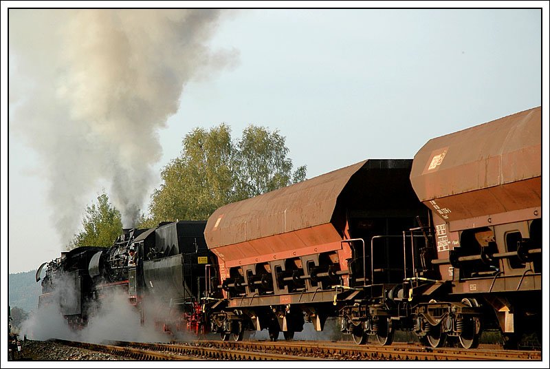 Obwohl eigentlich ein Gegner von Nachschssen, aber ich finde es sollte auch gezeigt werden, was die beiden Maschinen hier leisten. Am besten wre das natrlich auf Film, aber ich hoffe, es kommt auch so ein Wenig die Kraftanstrengung der beiden Maschinen rber. 11.10.2007 – Ausfahrt aus Immelborn mit dem 2570 Tonnen schweren Kieszug - Plandampf eben.