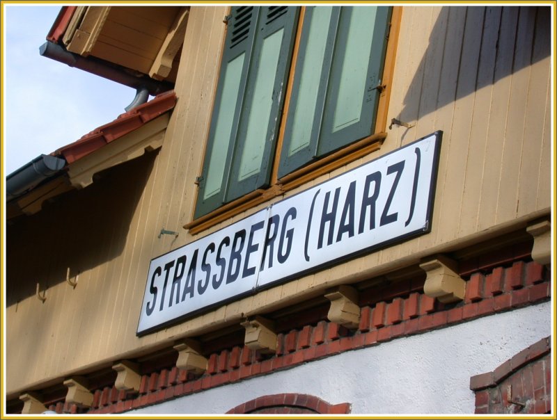 Obwohl geschlossen, macht der Bahnhof Strassberg(Harz)noch einen gepflegten Eindruck. (14.12.2006)