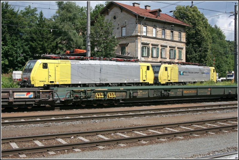 Obwohl die gleiche Loktype gehren sie doch zwei Unternehmen: Links wartet die E189 930RT der Lokomotion und rechts wartet die E189 905RT der RTC auf neue Aufgaben. Im vordergrund steht ein Niederflurwagen der CEMAT  Combined European Managment And Transportation  (30.06.07)