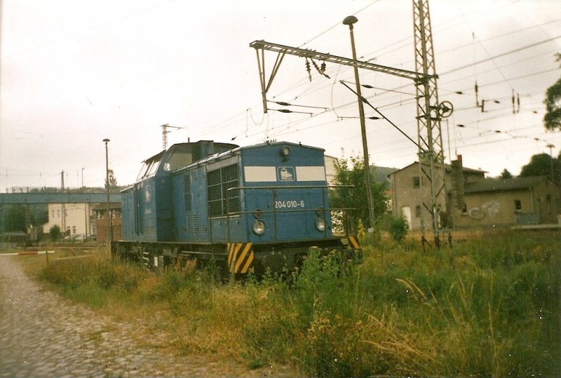 Obwohl das Gras im Juli 2006 schon hochgewachsen war rangierte die PRESS-Lok 204 010 in Bergen/Rgen.