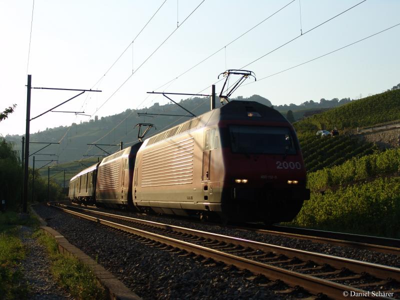 Obwohl ich am gleichen Tag gleich zwei Zge mit einer Doppeltraktion Re 460 gesehen habe, ist dies eine echte Raritt. Am 27.7.05 prsentierte sich Re 460 112-6  Thurtal  und Re 460  Maderanertal  047-4 mit IR 1741 in Epesses