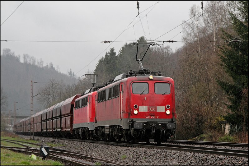 Obwohl die Kleidung schon klitsch nass war, hat sich das Warten gelohnt: 140 759 und 140 797 sind bei Plettenberg mit ihrem Kohlezug(?) Richtung Siegerland gefordert. (14.04.2008)
