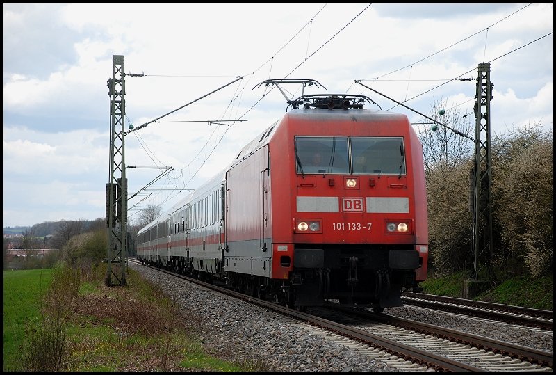 Obwohl mir dieses Bild nicht so gef�llt, wollte ich es aufgrund der verkehrten Wagenreihung des InterCitys nach N�rnberg Hbf ver�ffentlichen. Dieser Zug verkehrt normal immer mit einer schiebenden 101er. Gezogen wurde er von 101 133. Aufgenommen am 13.April 2008 bei M�gglingen.