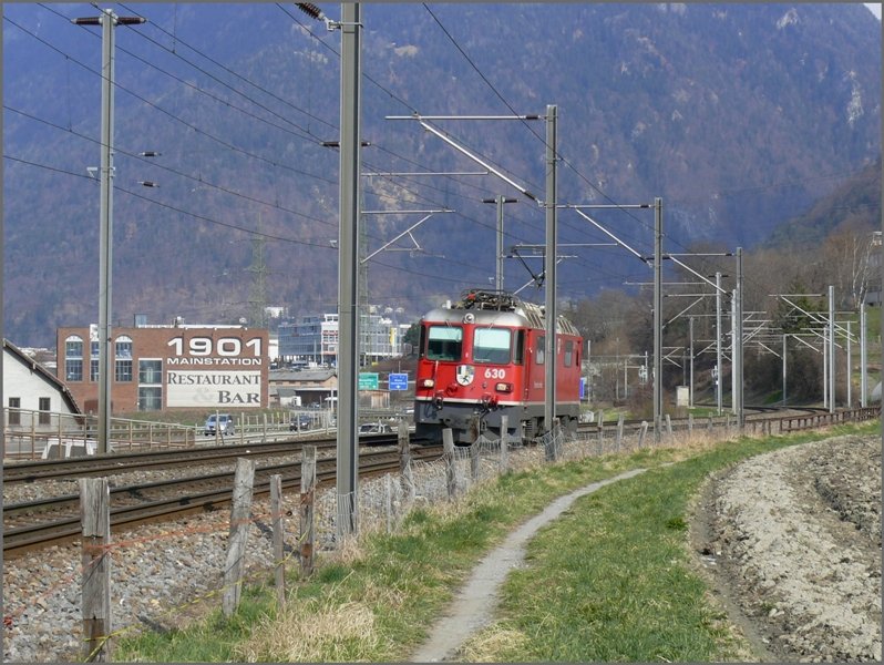 Obwohl schmalspurig, passt die Ge 4/4 II 630  Trun  in diesem Winkel einfach nicht zwischen die Fahrleitungsmasten. Beim  Hauptbahnhof 1901  in Chur West. (31.08.2008)