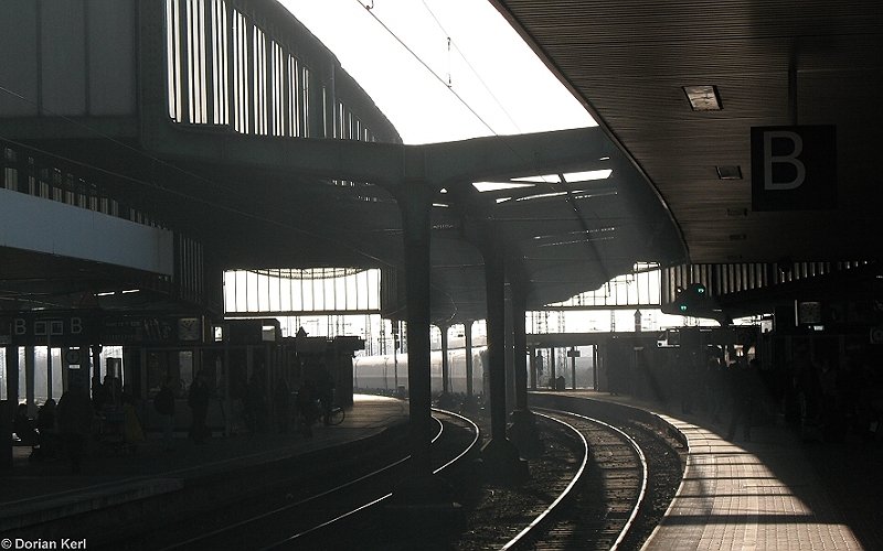 Obwohl die Sonne scheint, ist an diesem Tage im Duisburger Hbf nicht viel davon zu sehen.
