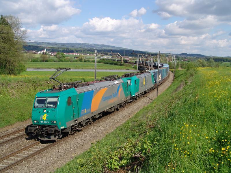 Obwohl die Sonne scheint und sich der Frhling wieder ein wenig von der besseren Seite zeigt, ist an manchen Tagen immer noch mit vielen Wolken zu rechnen, welche einem manchmal so richtig die Fotos verderben kann ;-). Hier in der strahlenden Sonne die Br 185 541-0 und Br 532-9 der R4C am 8.5.05 zwischen Oberrti und Rotkreuz.