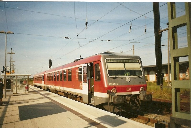 Obwohl die Strecke zwischen Bergen/R�gen-Binz elektrifiziert ist pendelte im Fahrplan 2006/2007 eine 628-Einheit zwischen beiden Orten.Hier ist der Triebwagen 628 652 im Oktober 2007 in Bergen/R�gen.