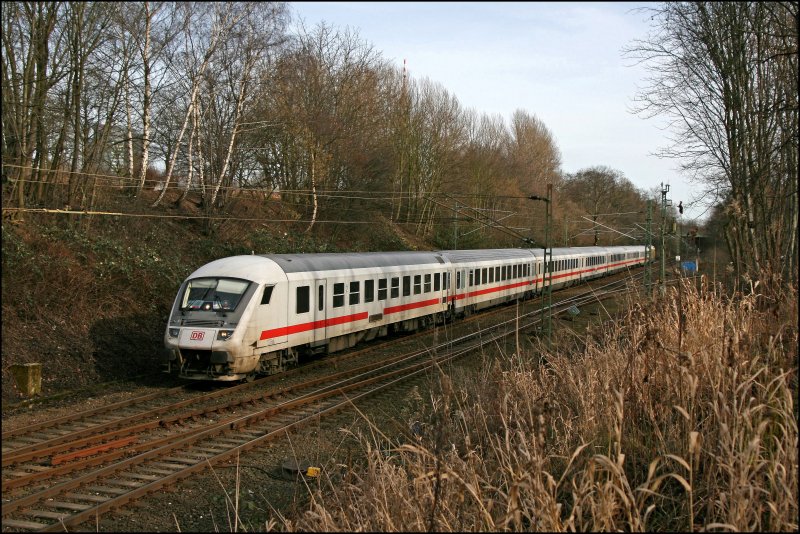 Och n.... Kaum geht man ein paar Meter vom Bahnsteig weg schon kommt der Zug... InterCity 2154 von Berlin Gesundbrunnen nach Dsseldorf durchfhrt den Haltepunkt SIGNAL-IDUNA-PARK Richtung Dortmund Hbf. (03.02.2008)