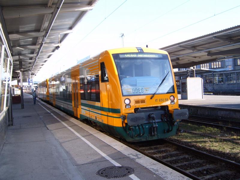 ODEG 650.58 und 650.68 am Freitag, 14. Januar 2005, im Bahnhof Berlin Lichtenberg zur Abfahrt nach Wriezen um 11:48 Uhr