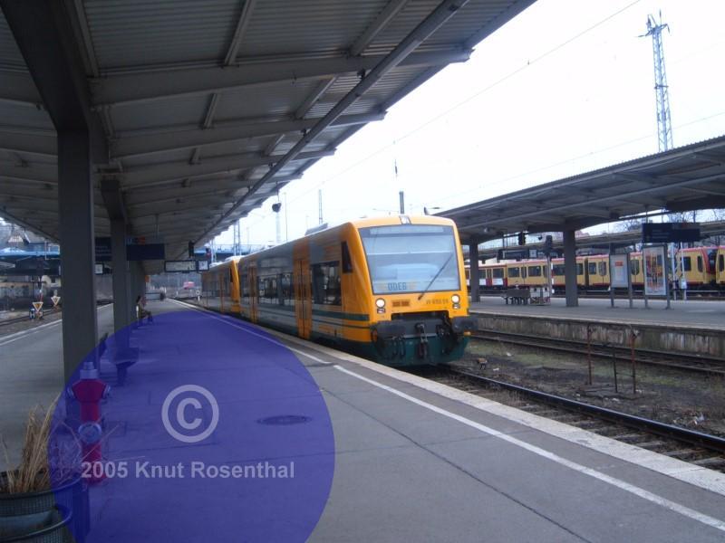 ODEG 650.59  luft  am 16. Mrz 2005 um 11:15 in den Bahnhof Berlin Lichtenberg ein. Sie wird um 11:48 Uhr die Fahrt nach Wriezen antreten.