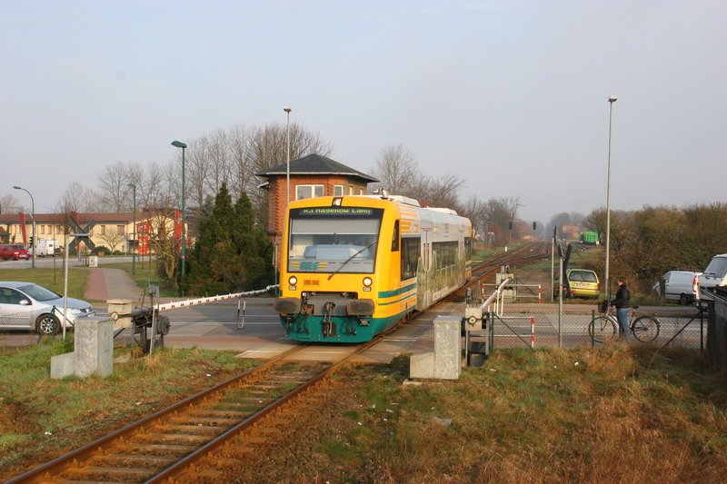 ODEG f�hrt von Hagenow Stadt nach Hagenow Land vorbei am Stellwerk. 03/2007