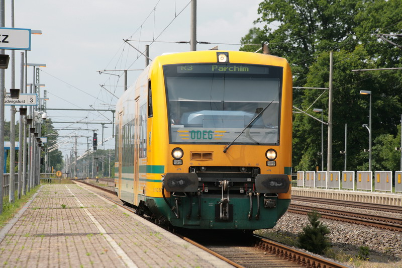 ODEG VT 650 bei der Einfahrt in den Bahnhof Jasnitz. 16.06.2009