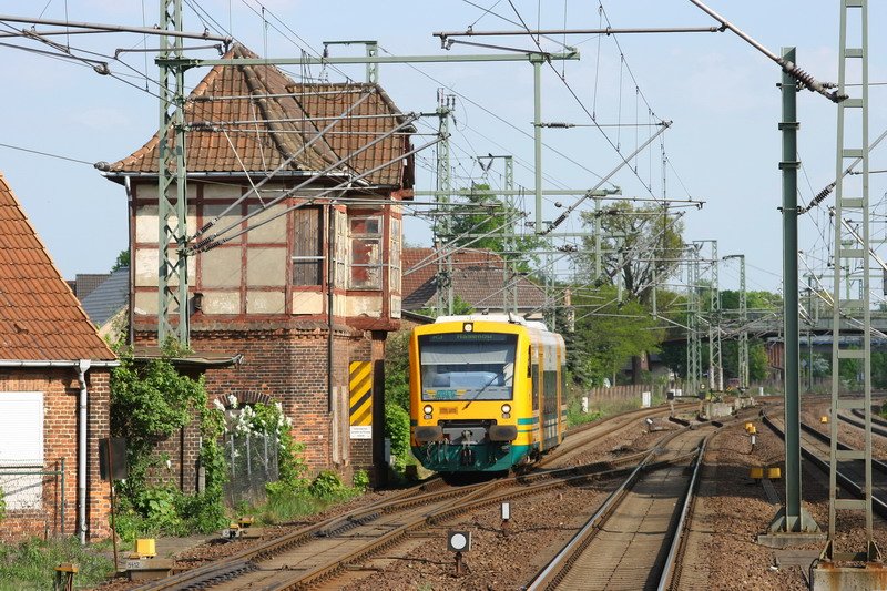 ODEG VT 650 mit R3 nach Hagenow kommt von Parchim in den Ludwigsluster Bahnhof gefahren. Links das ehemalige Stellwerk LO. 03.05.2007
