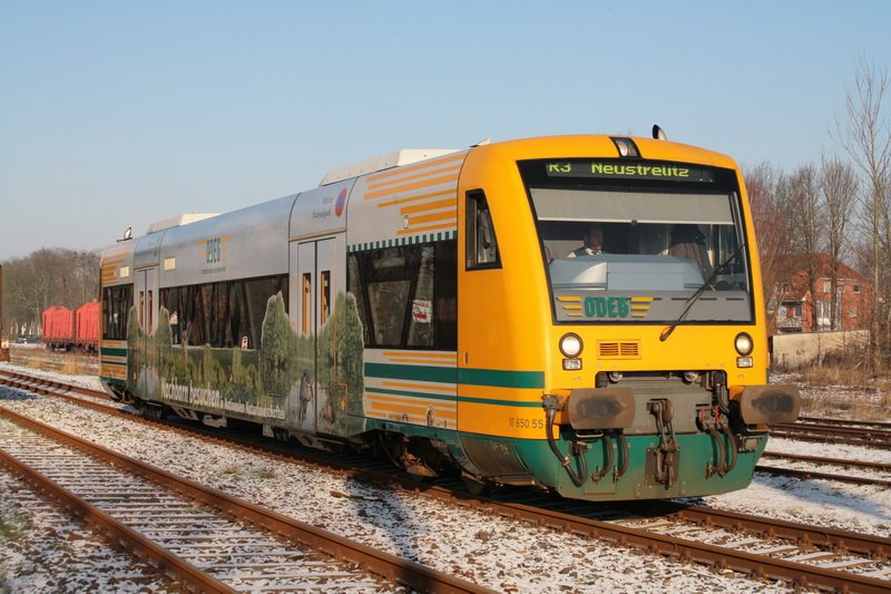 ODEG VT 650.55 R3 nach Neustrelitz bei der Ausfahrt aus dem Bf. Hagenow. 07.01.2009