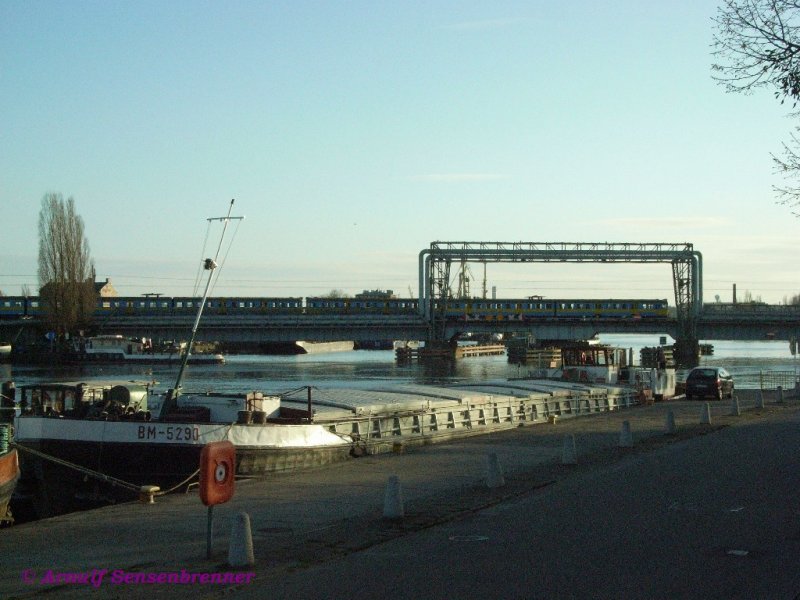 Oderblick: Eine Doppeltraktion EN57 fhrt aus Richtung Hafen kommend ber die 

Oderdrehbrcke zum Hauptbahnhof.

06.04.2007 Szczecin (Stettin)