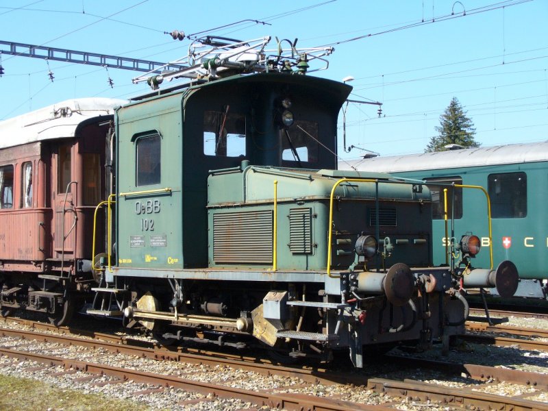 OeBB = Oensingen Balsthal Bahn  Te 2/2 102 im Bahnhofsareal von Balsthal am 06.04.2007
