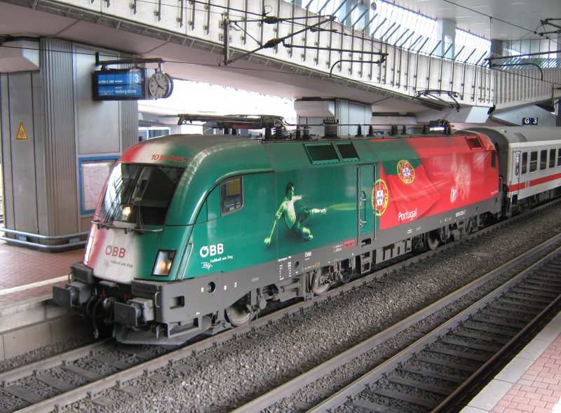 BB 1016 025-7  Portugal  mit dem IC 2082  Knigsee  beim Plan-Halt im Bahnhof Kassel Wilhelmshhe. 18.04.2009.