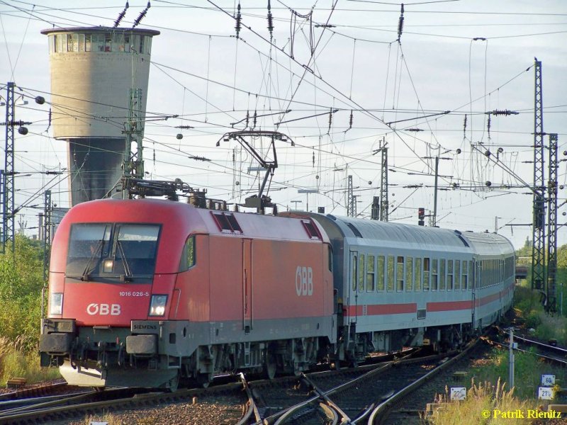 BB 1016 026 mit IC 2082 am 31.08.2009 bei Einfahrt in Hamburg-Altona