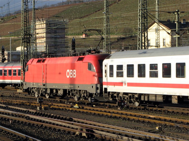BB 1016 030-7 am 01.01.2007 im Bahnhof Wrzburg vor einem IC. 
