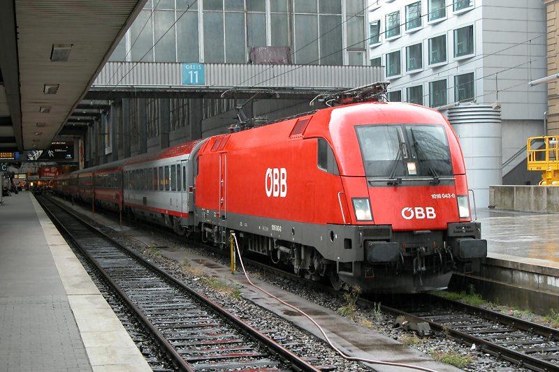 BB 1016 043-0 mit EC 69 (Mnchen - Wien), Mnchen Hbf. 01.07.2005