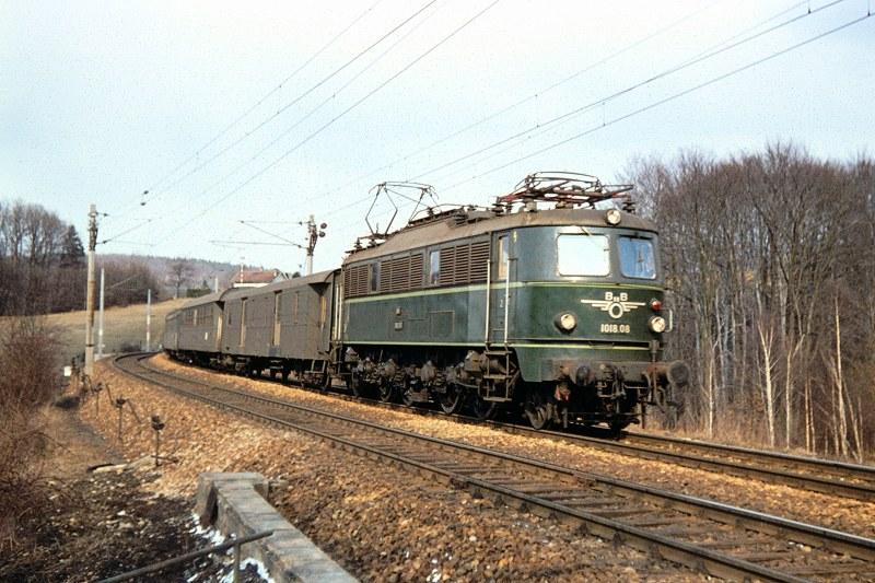 BB 1018.08 mit E644 vor Eichgraben-Altlengbach (Westbahn), 21.03.1976