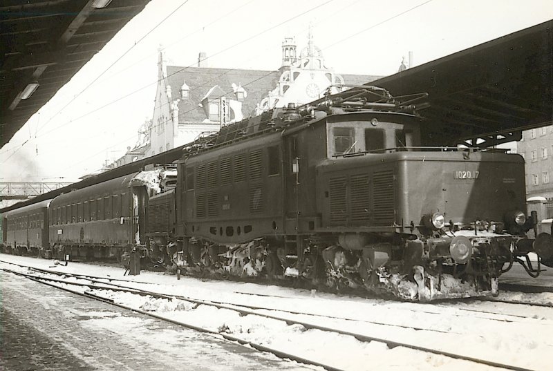 BB - 1020.17 gerade in Lindau mit dem Nachtzug aus Wien angekommen. Hinter der Lok, der Schlafwagen von der CIWL. Foto : J.J. Barbieux - 28/01/1963 