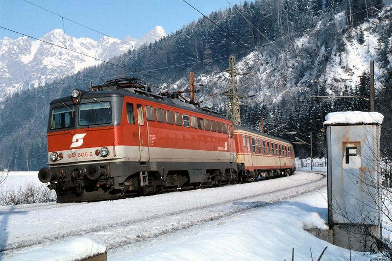 BB 1042 606-2 mit 5010 vor Bischofshofen, 04.01.1992