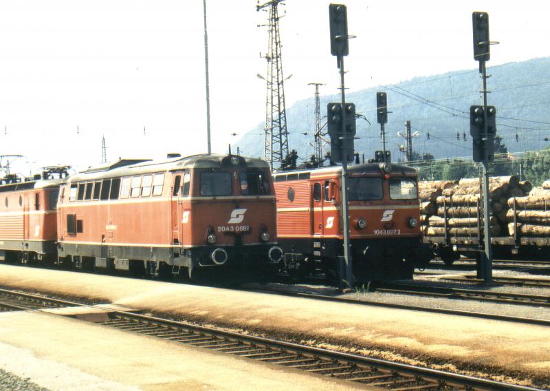 BB 1043 007-2 und 2043 068-2 in Villach in Juli 1988