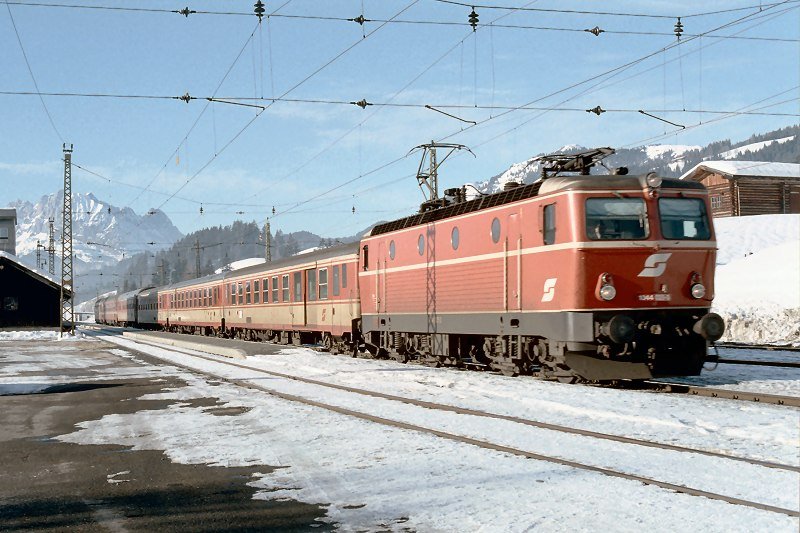 BB 1044 025-3 mit Ex 143  Pongau , Fieberbrunn, 30.12.1988