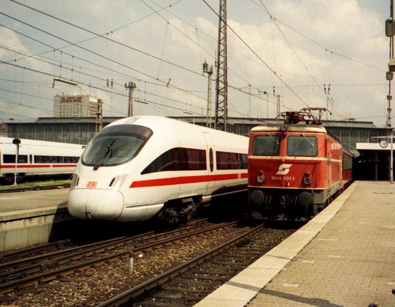 BB 1044 031-1 neben einem ICE (Baureihe?) in Mnchen am 4. Mai 2001. 