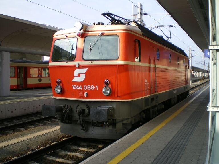 BB 1044 088-1 blutorange am 05.06.2007 um 06:45 Uhr in Linz Hbf