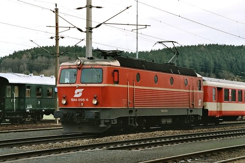 BB 1044.095 bei der Durchfahrt durch den Bahnhof Timelkam (O)am 24.12.2004 mittags
