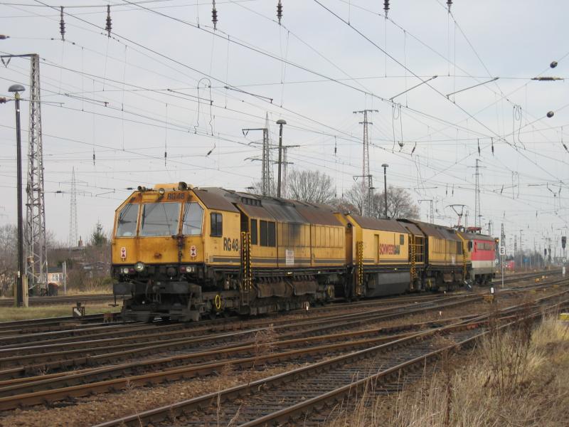 �BB 1046 bei der Ausfahrt Richtung Berlin mit einem Bauzug der Firma Schweerbau