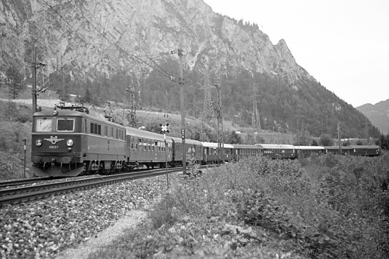 BB 1110.07 mit Ex 469  Arlberg-Express  bei Sulzau, 12.09.1976
