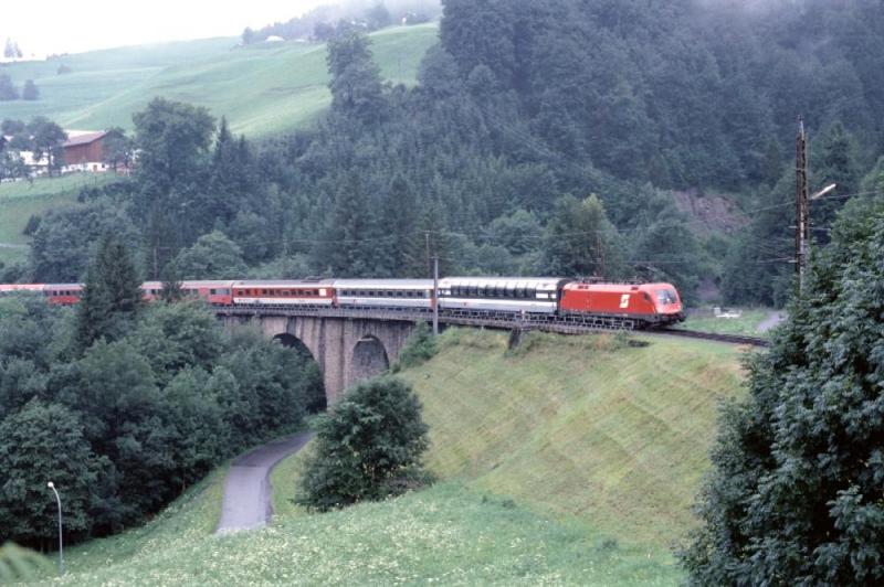 BB 1116 007-4 mit EC 163  Transalpin , Dalaas (Arlbergbahn), 17.07.2002
