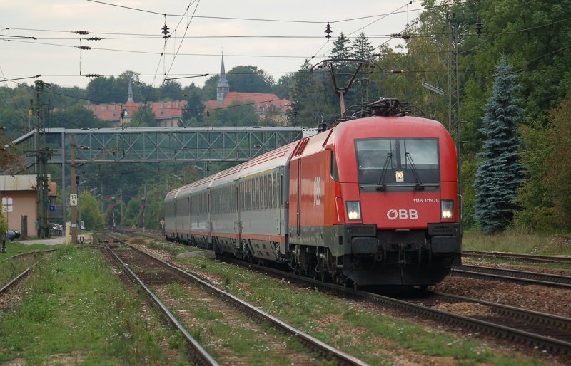 BB 1116 019-9 bringt ihren Eurocity nach Wien Westbahnhof. Fotografiert in Tullnerbach - Pressbaum am 17.09.2007.