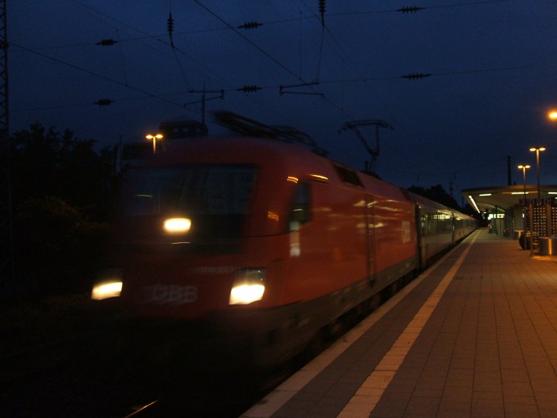 BB 1116 023-1 mit EC 25 Dortmund-Budapest fhrt im Bochumer Hbf. auf Gleis 3 ein  