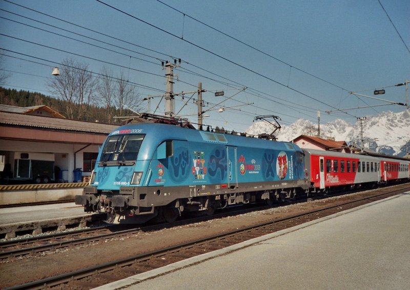 �BB 1116 080 UEFA mit dem REX 1504 im Bahnhof Kitzb�hel.