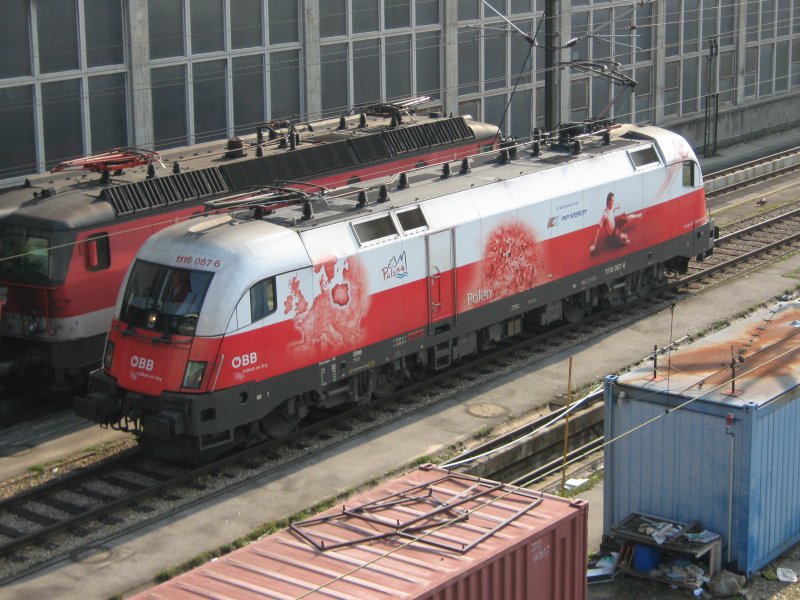 BB 1116 087-6  Polen  ist gerade frisch aus der Lokhalle der Traktion Wien West  geschlpft  und macht sich bereit, sich an ihren bereitstehenden OIC zu setzen. 06.04.2009.