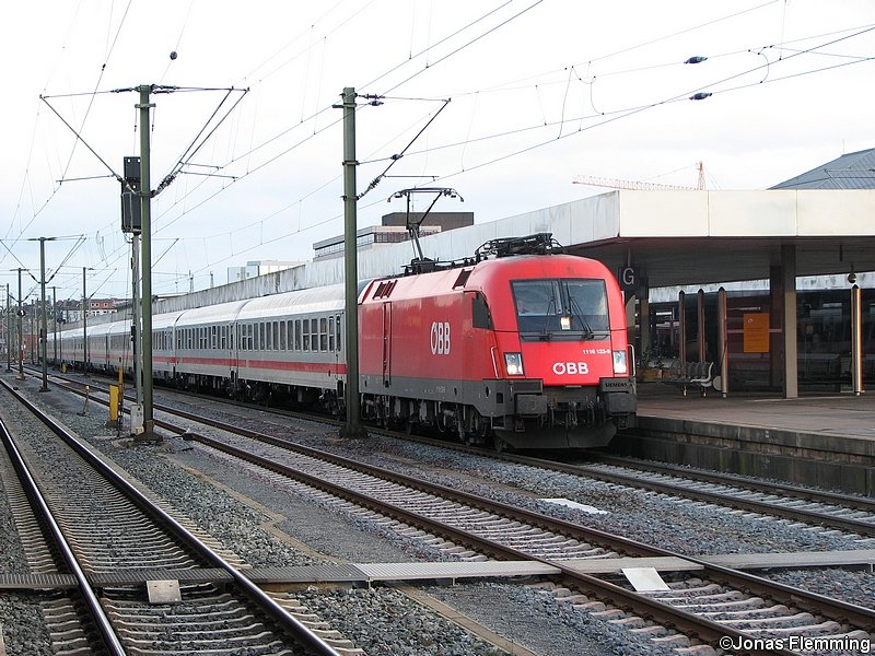 BB 1116 123-9 dient als Zuglok des IC2083 und wartet hier in Hannover Hbf auf die Abfahrt nach Hamburg.