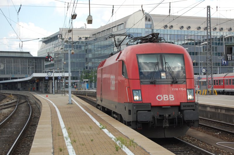 BB 1116 170-0, gerade mit EC 114  Wrthersee  aus Klagenfurt zur Weiterfahrt nach Dortmund HBF, eben abgelt von 120 157-3, rangiert am 31.07.07 auf Gleis 12 des Mnchener Hauptbahnhofs.