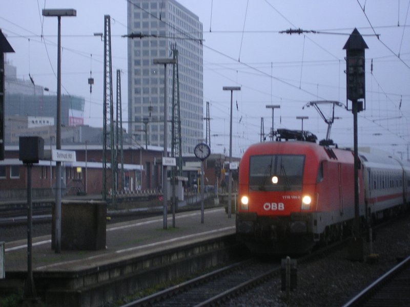 BB 1116 194-0 mit IC 2320 FF/Main nach HH Altona erreicht wegen
einer Weichenstrung mit +30 Dortmund Hbf.,(02.12.2008)