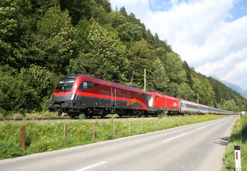 BB 1116 200-5 (Spirit of Vienna) und eine unbekannte 1x16 bespannen den BB Ec162  Transalpin  von Wien West nach Basel.
Das Bild wurde am 04.August bei Bings aufgenommen.