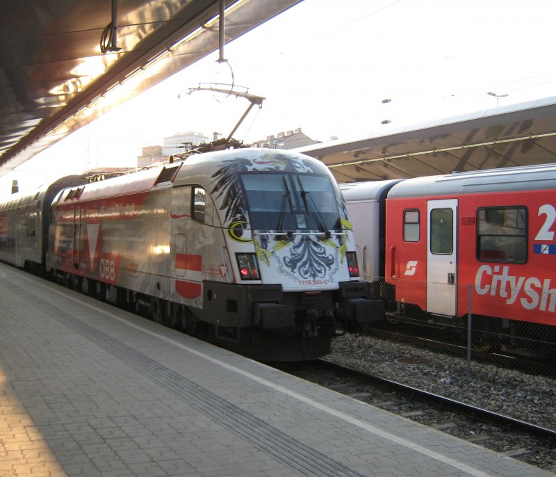 BB 1116 246-8  50 Jahre Bundesheer  als Schublok eines REX im Abendlicht in Wien Meidling. 07.04.2009.