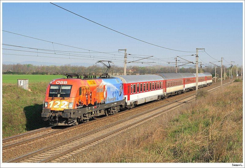 BB 1116 250 (Feuerwehr) bespannte am 11.4.2009 den IC 405 Tatran. Bei Gramatneusiedl.