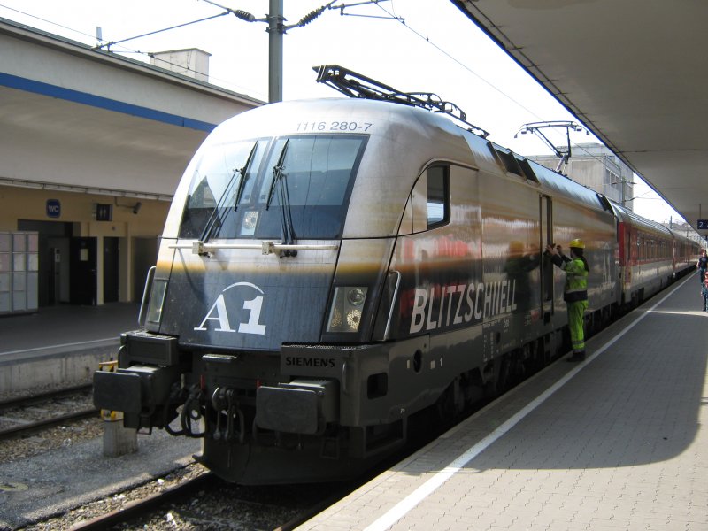 BB 1116 280-7  A1  kam pltzlich und  blitzschnell   mit ihrem EC aus Bratislawa in den Westbahnhof Wien eingefahren. 05.04.2009.