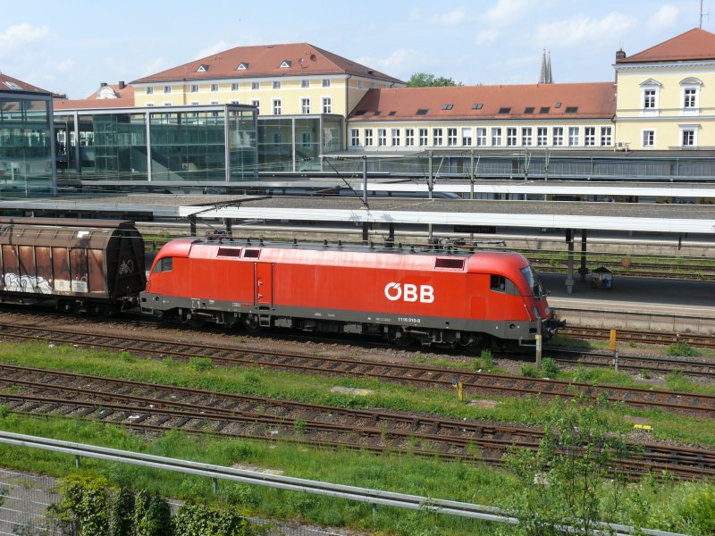 BB 1116  Taurus  mit gemischten Gterzug in Regensburg Hbf, 9.5.2009