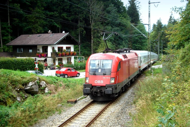 BB 1116102-3 unterwegs nach Berchtesgaden als RE 2083 Knigsee von Hamburg kommend. Bis Freilassing wird dieser Zug als IC gefhrt. Hier ist er kurz vor der Einfahrt in den Kreuzungshalt Hallthurm zu sehen und hat gerade die Bergstrecke von Bayr.Gmain herauf bewltigt. 10.09.08